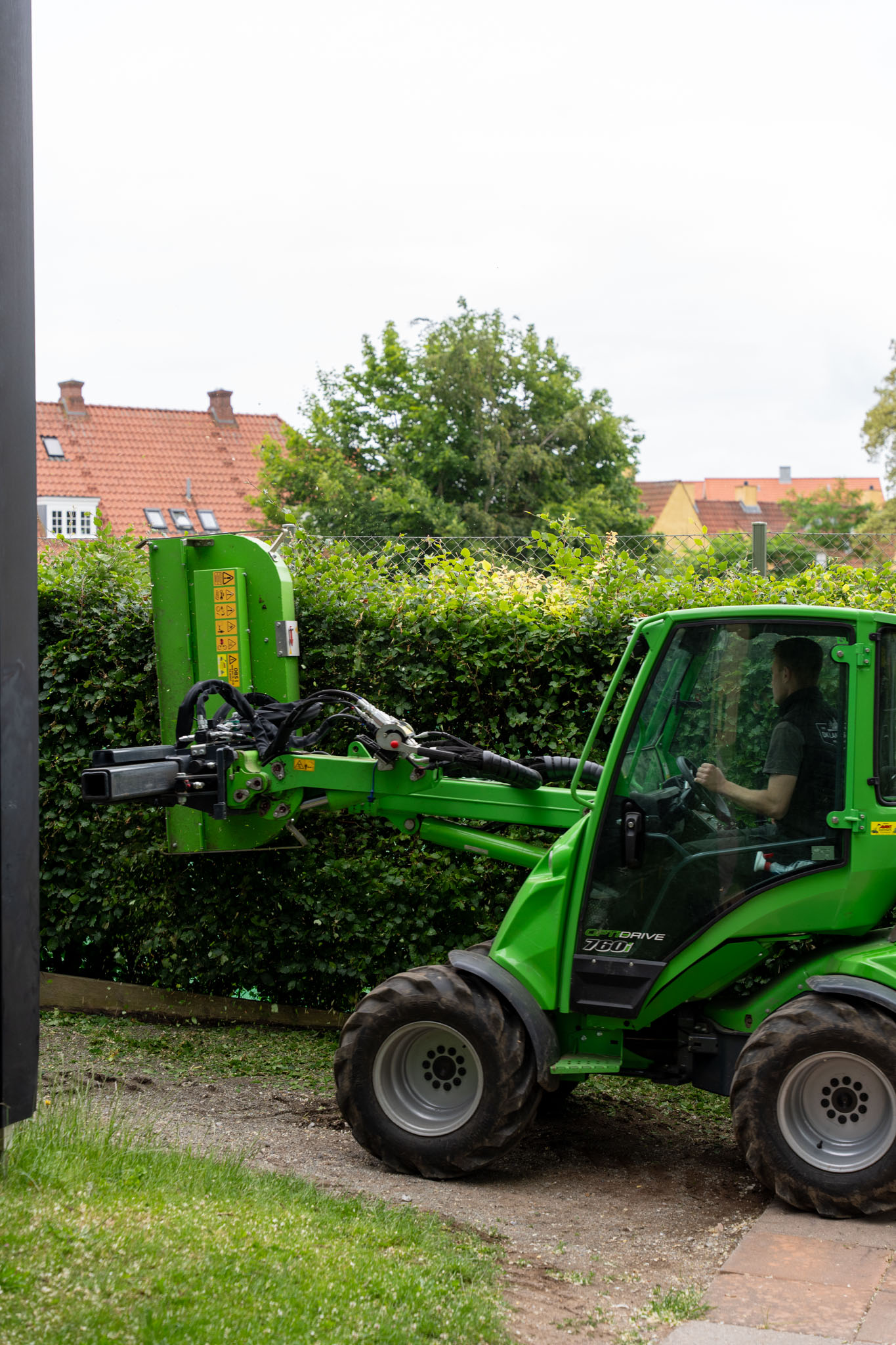 Hækklipning i Nordsjælland med Avant maskine — DK Landskab ApS